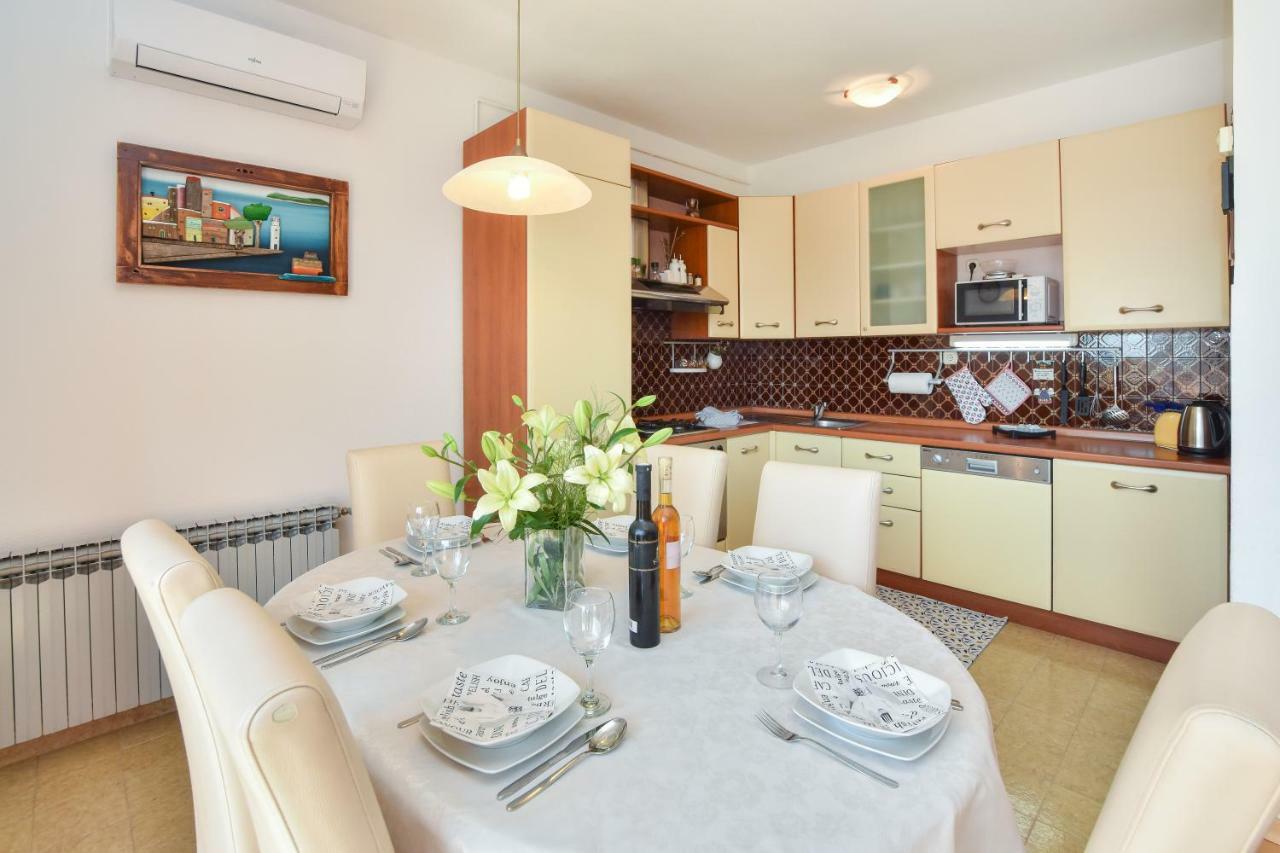 Apartment Bezic Каштела Экстерьер фото